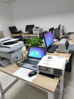 辦公室不干了！九成新辦公設備轉讓，電腦打印機投影儀一應俱全，售后無憂